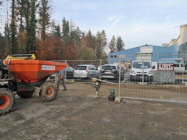 November - der Hallenbetrieb läuft wieder.
Dafür haben wir auf dem gesamten Vor- / Parkplatz eine Baustelle. Die Sanierung der Zuleitung zur Kanalisation wird vorgenommen.