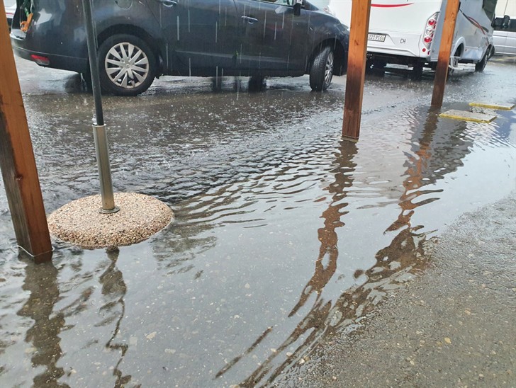 Innert kürzester Zeit glich der Parkplatz einem See.